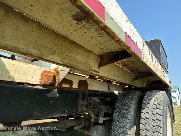 image for item LC9064 1995 Ford L9000 hydrovac truck