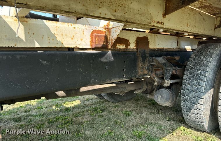 image for item LC9064 1995 Ford L9000 hydrovac truck