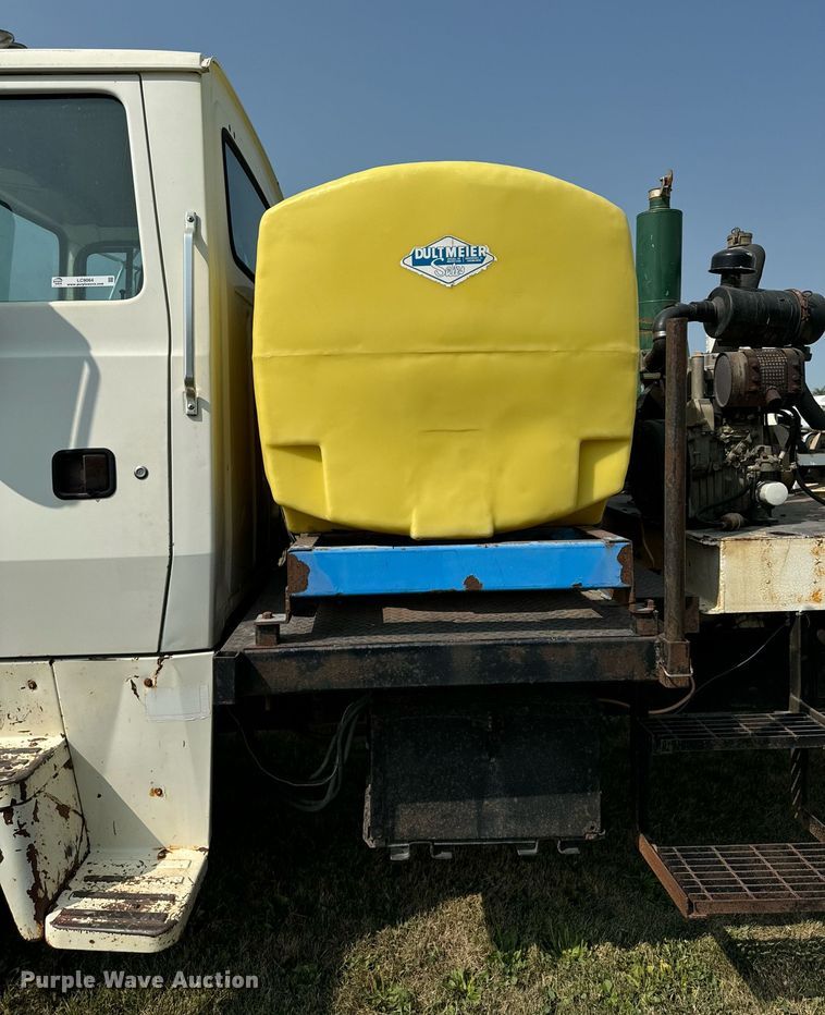 image for item LC9064 1995 Ford L9000 hydrovac truck