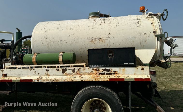 image for item LC9064 1995 Ford L9000 hydrovac truck