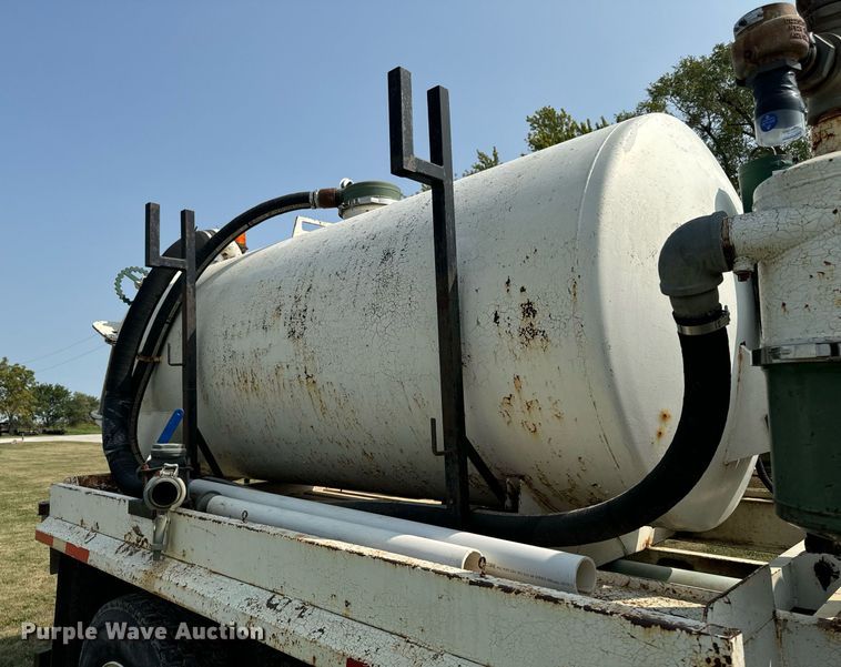 image for item LC9064 1995 Ford L9000 hydrovac truck