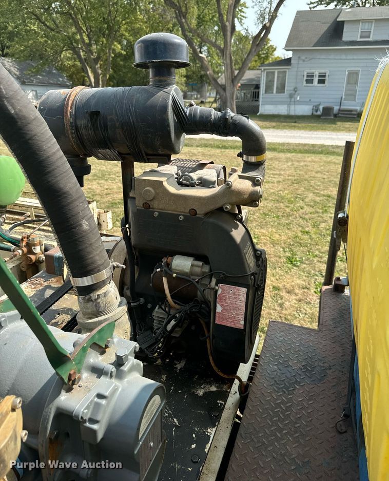 image for item LC9064 1995 Ford L9000 hydrovac truck