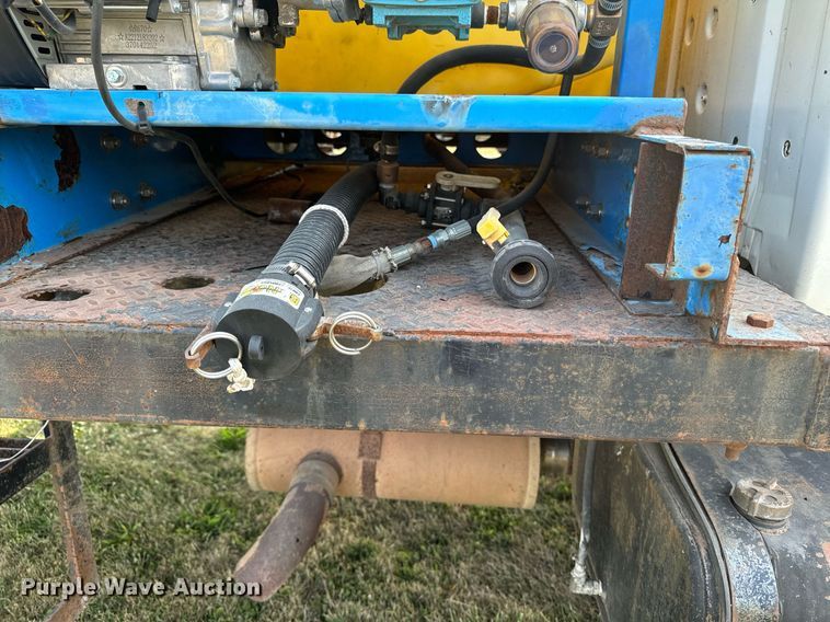 image for item LC9064 1995 Ford L9000 hydrovac truck