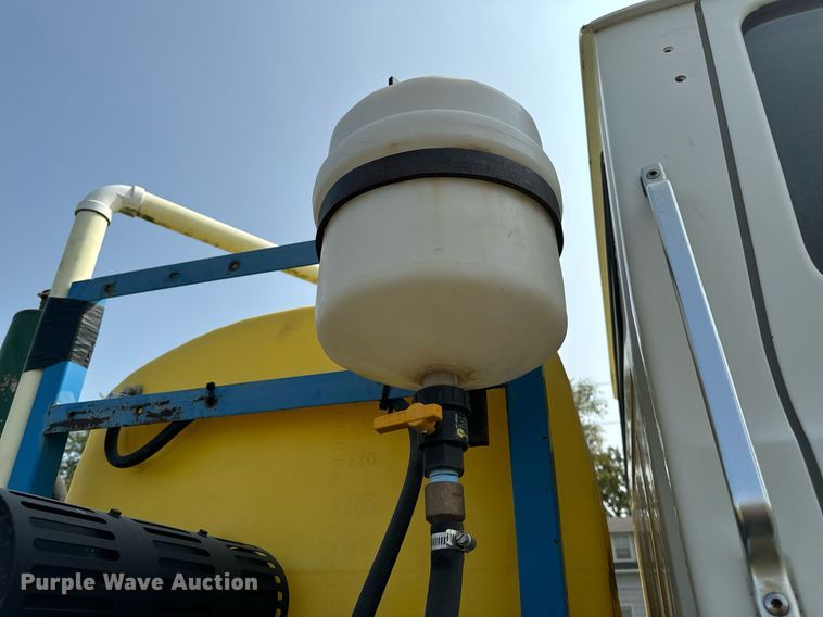 image for item LC9064 1995 Ford L9000 hydrovac truck