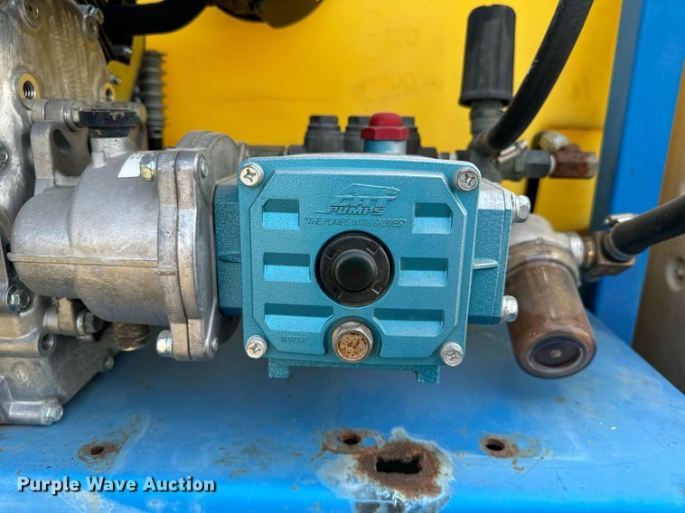 image for item LC9064 1995 Ford L9000 hydrovac truck