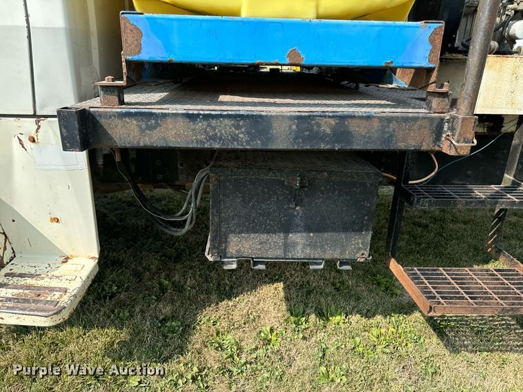 image for item LC9064 1995 Ford L9000 hydrovac truck