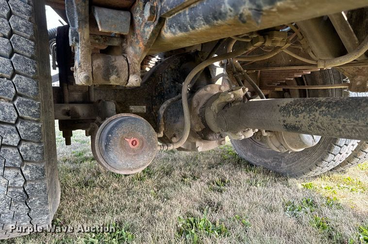 image for item LC9064 1995 Ford L9000 hydrovac truck