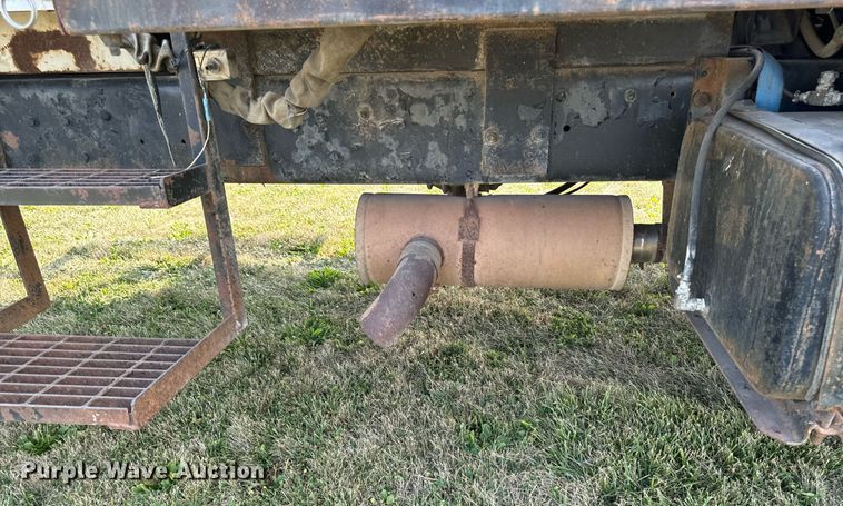 image for item LC9064 1995 Ford L9000 hydrovac truck