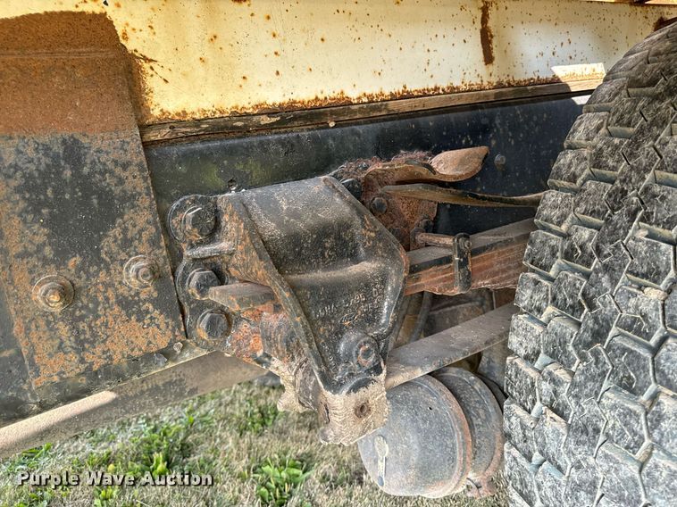 image for item LC9064 1995 Ford L9000 hydrovac truck