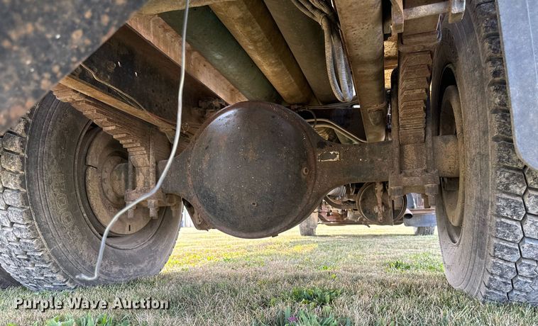 image for item LC9064 1995 Ford L9000 hydrovac truck