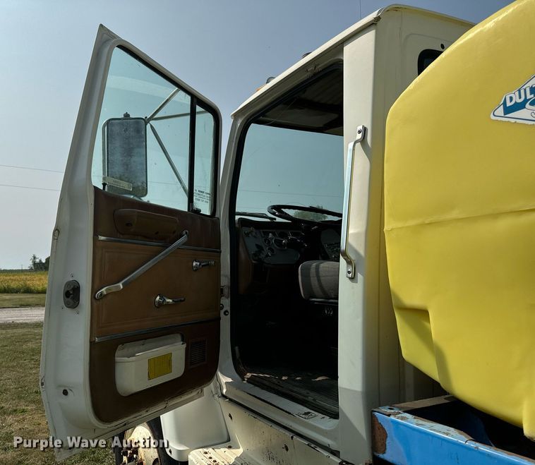 image for item LC9064 1995 Ford L9000 hydrovac truck