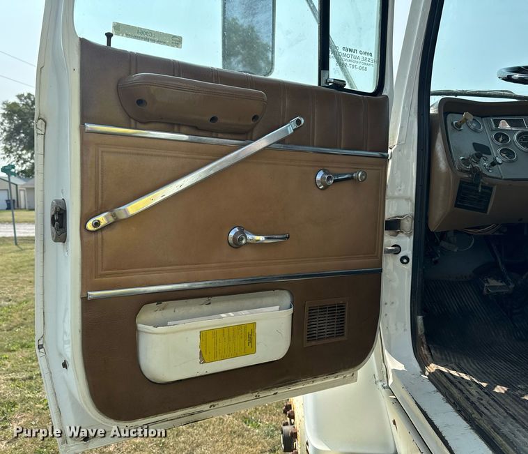 image for item LC9064 1995 Ford L9000 hydrovac truck