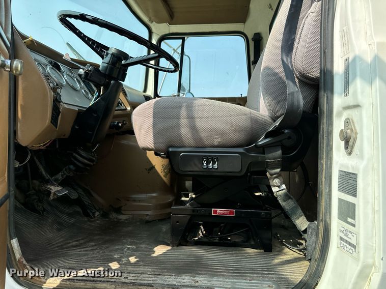 image for item LC9064 1995 Ford L9000 hydrovac truck