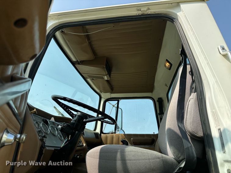 image for item LC9064 1995 Ford L9000 hydrovac truck