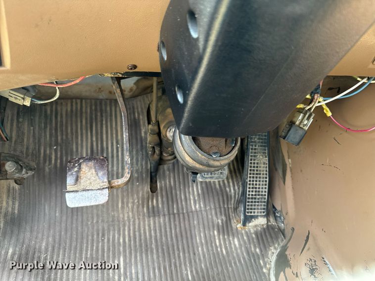 image for item LC9064 1995 Ford L9000 hydrovac truck