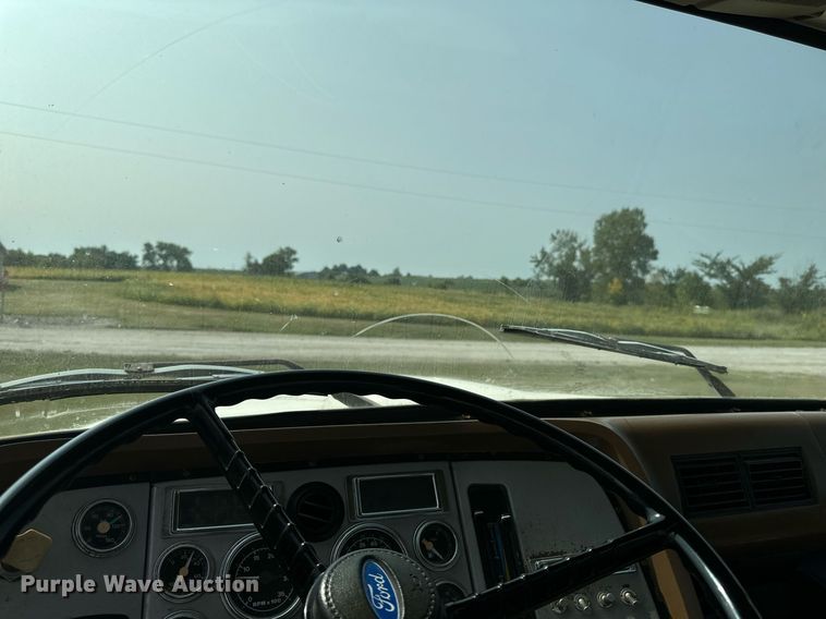 image for item LC9064 1995 Ford L9000 hydrovac truck