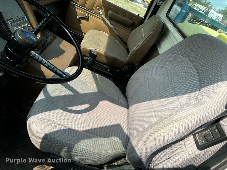 image for item LC9064 1995 Ford L9000 hydrovac truck