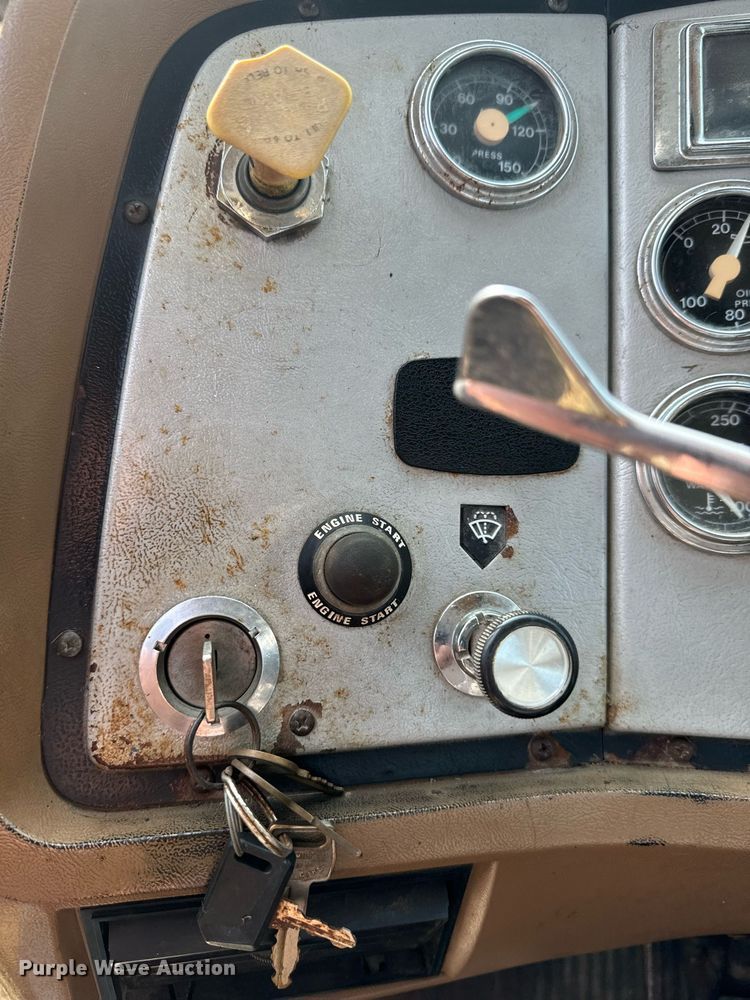 image for item LC9064 1995 Ford L9000 hydrovac truck