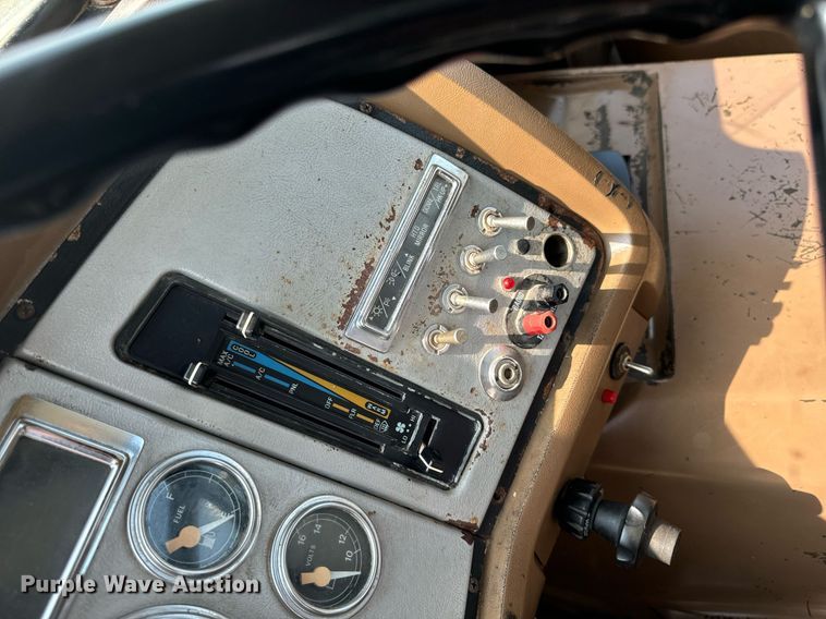 image for item LC9064 1995 Ford L9000 hydrovac truck