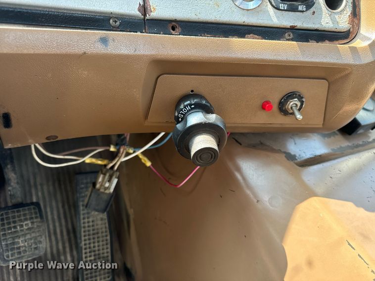 image for item LC9064 1995 Ford L9000 hydrovac truck