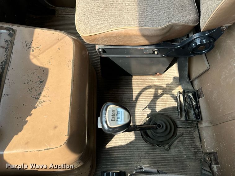 image for item LC9064 1995 Ford L9000 hydrovac truck