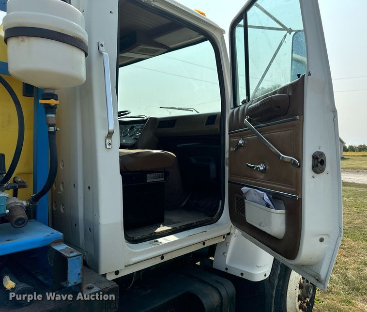 image for item LC9064 1995 Ford L9000 hydrovac truck