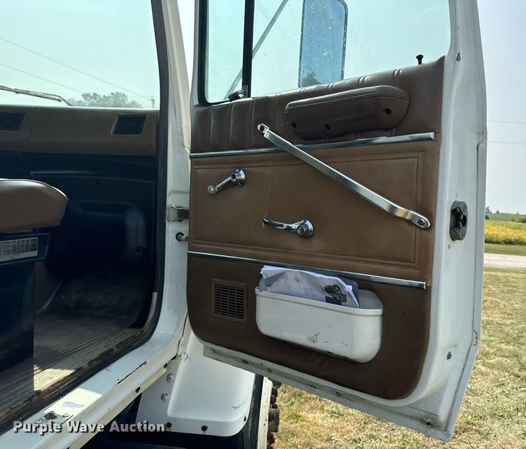 image for item LC9064 1995 Ford L9000 hydrovac truck