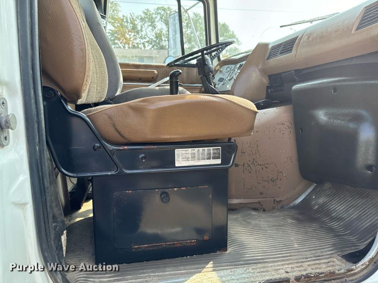 image for item LC9064 1995 Ford L9000 hydrovac truck