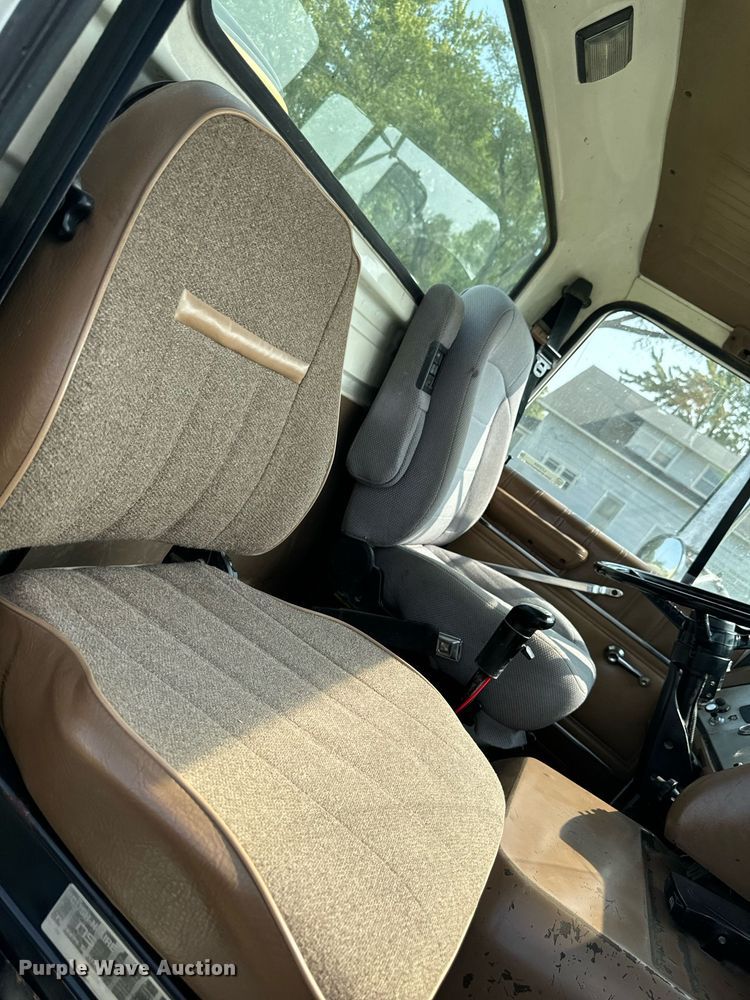 image for item LC9064 1995 Ford L9000 hydrovac truck