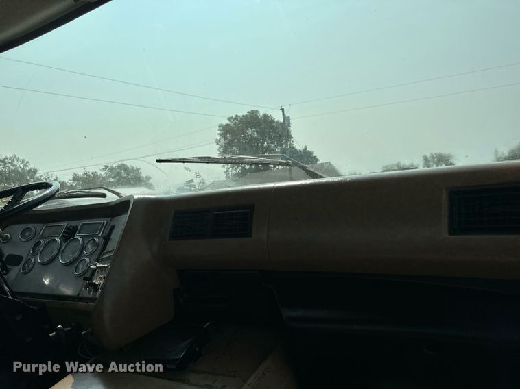 image for item LC9064 1995 Ford L9000 hydrovac truck