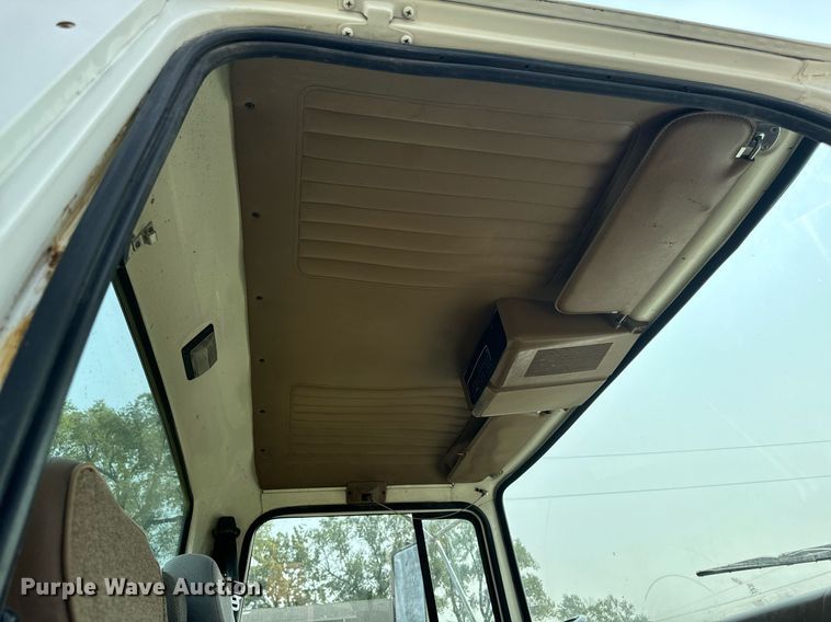 image for item LC9064 1995 Ford L9000 hydrovac truck