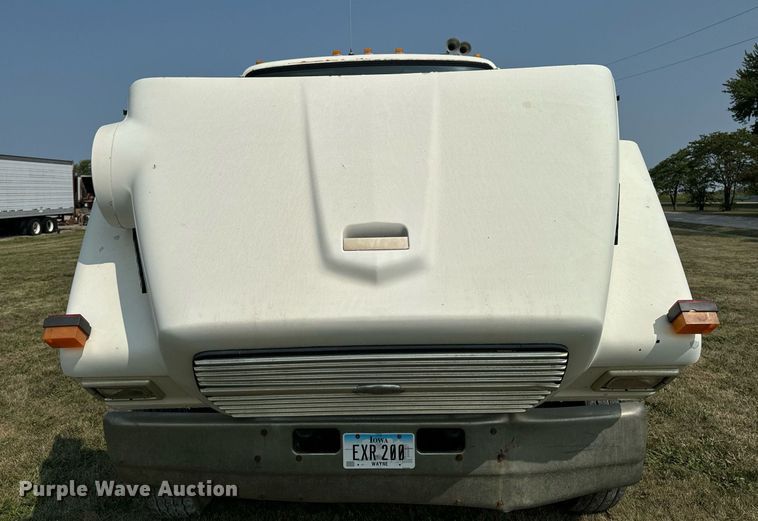 image for item LC9064 1995 Ford L9000 hydrovac truck
