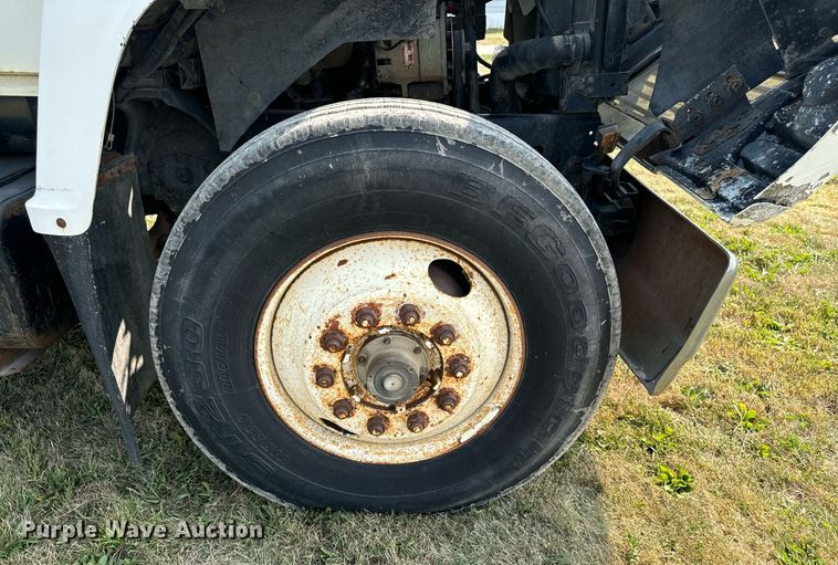 image for item LC9064 1995 Ford L9000 hydrovac truck