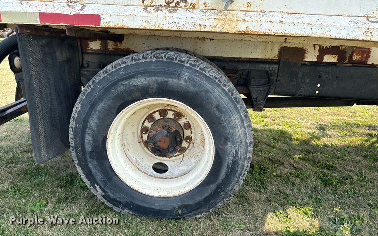 image for item LC9064 1995 Ford L9000 hydrovac truck