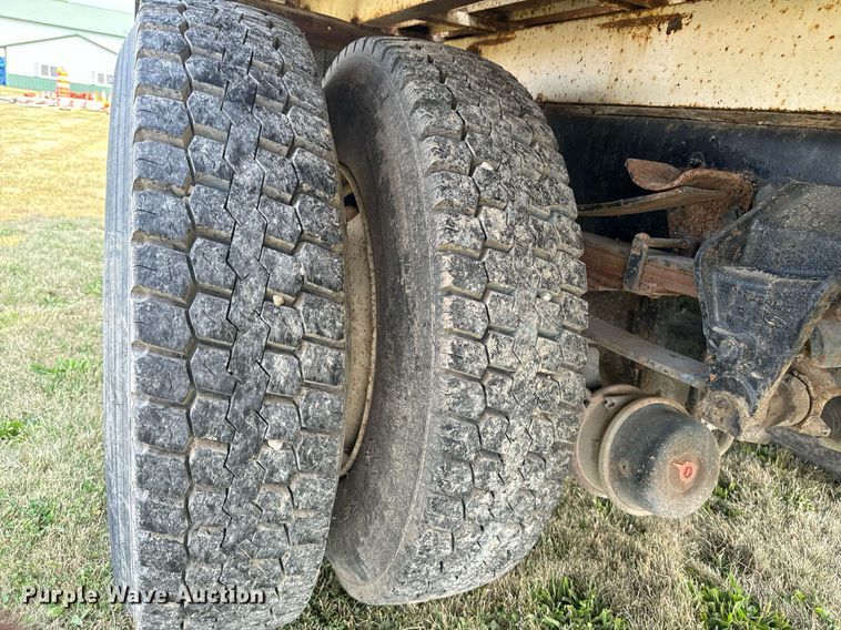 image for item LC9064 1995 Ford L9000 hydrovac truck