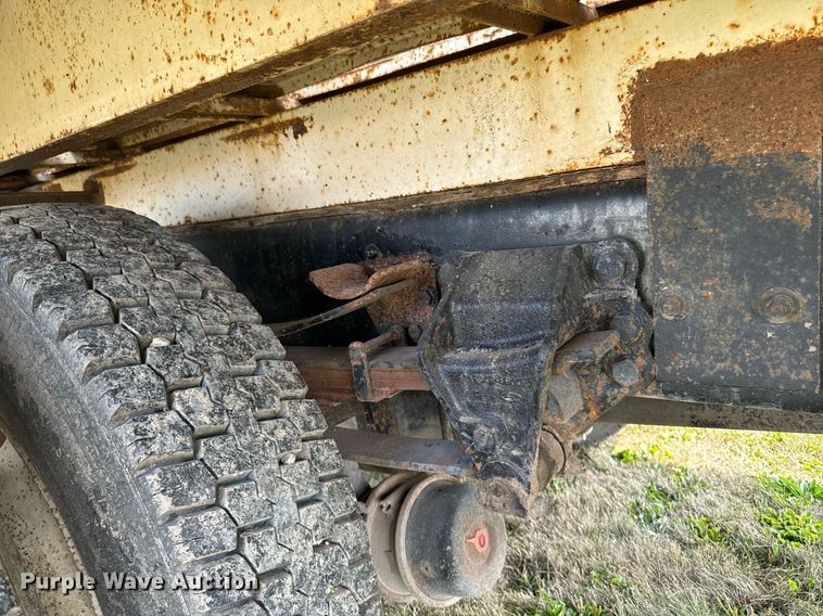 image for item LC9064 1995 Ford L9000 hydrovac truck