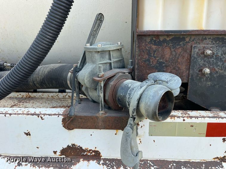 image for item LC9066 1997 Ford LN8000 hydrovac truck