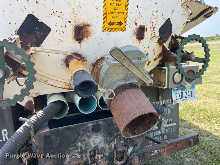 image for item LC9066 1997 Ford LN8000 hydrovac truck