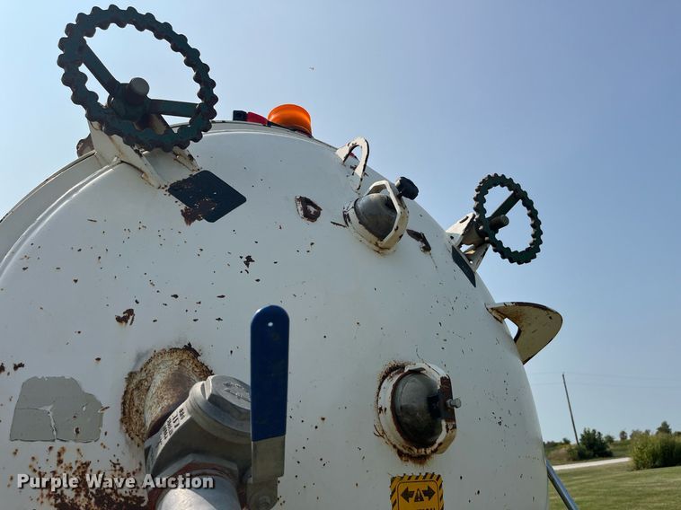 image for item LC9066 1997 Ford LN8000 hydrovac truck