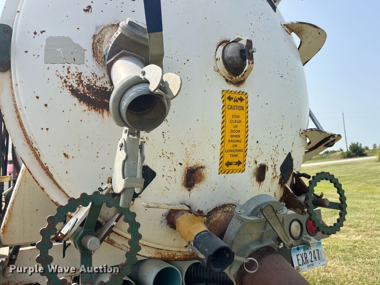 image for item LC9066 1997 Ford LN8000 hydrovac truck