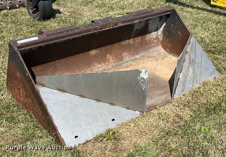 image for item LC9092 skid steer bucket