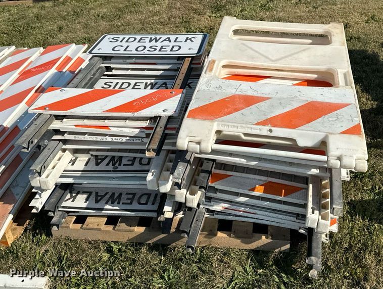 image for item LC9096 Traffic barriers 