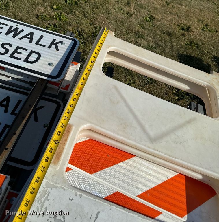 image for item LC9096 Traffic barriers 