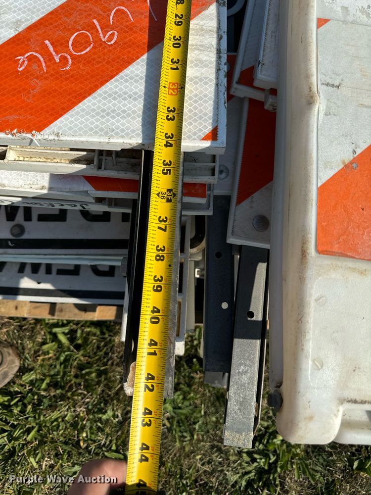 image for item LC9096 Traffic barriers 