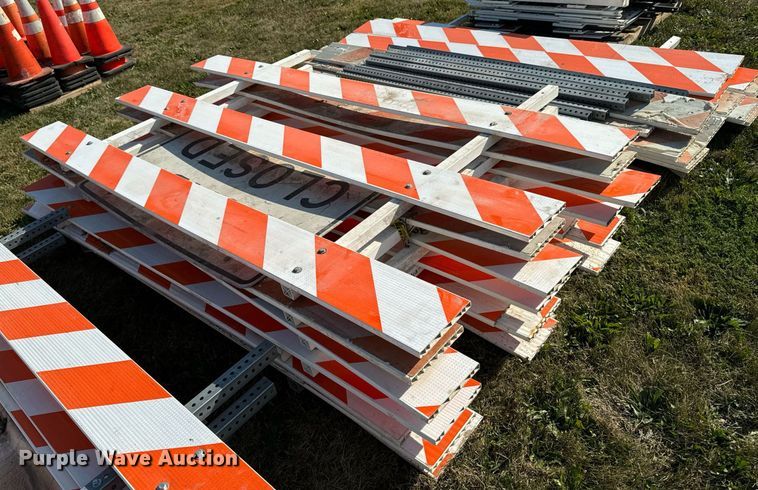 image for item LC9096 Traffic barriers 