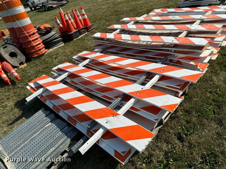 image for item LC9096 Traffic barriers 