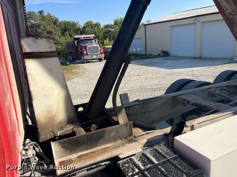 image for item LC9169 1997 Ford LT9000 dump truck