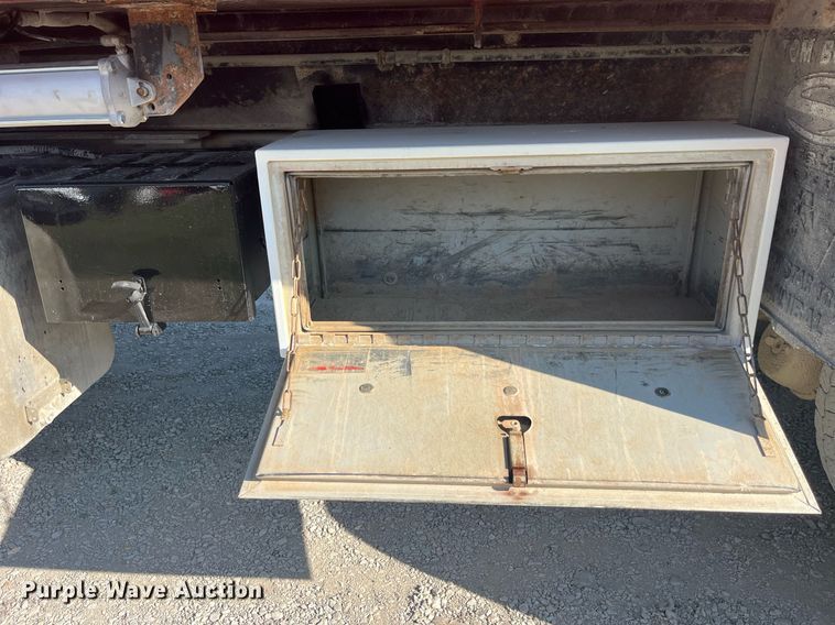 image for item LC9169 1997 Ford LT9000 dump truck