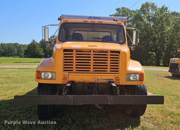 image for item NX9045 2002 International  4900  dump truck