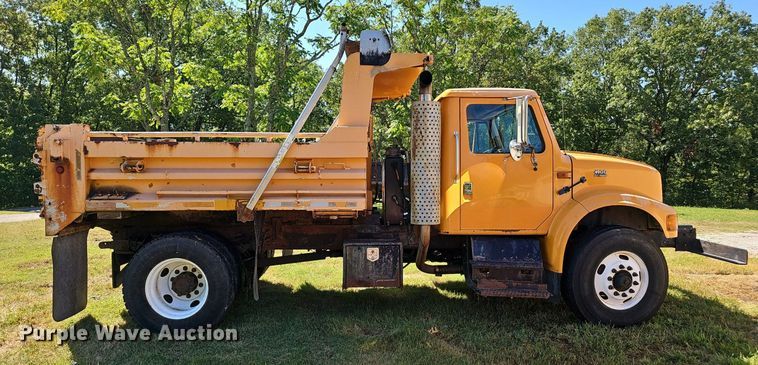 image for item NX9045 2002 International  4900  dump truck